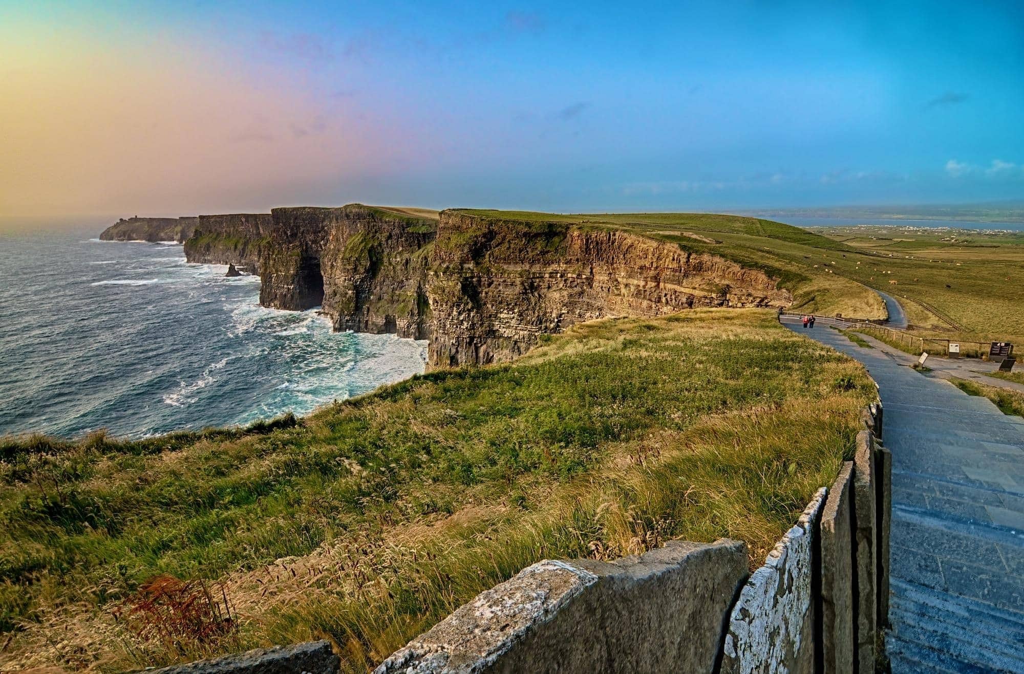 Клиф какого. Ирландия клифы мохер. Cliffs of Moher Ирландия. Отвесные скалы Ирландии. Клиффы в Ирландии.